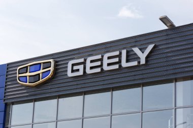 Güneşli bir günde araba galerisindeki Geely logosu Çin 'in en büyük otomobil üreticilerinden biridir.