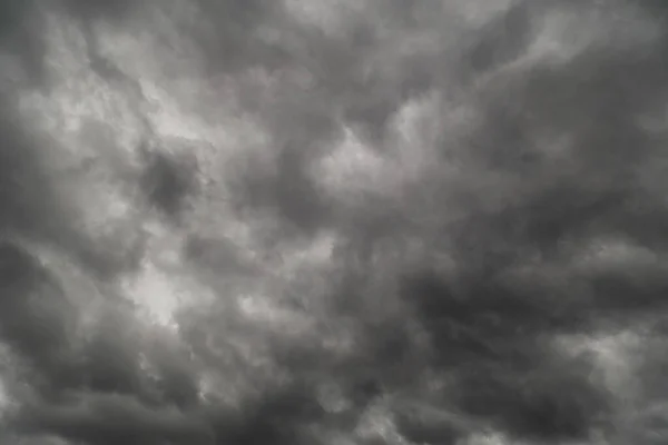 Dramatique gris orage nuages fond vue vers le haut à partir du sol — Photo