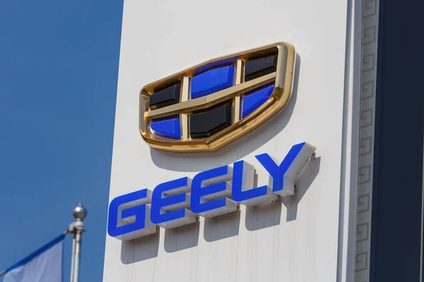 Geely logo en el pilar de concesionario de automóviles en el día soleado - Geely es uno de los mayores fabricantes de automóviles chinos — Foto de Stock
