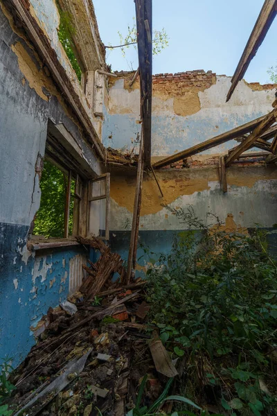 Janela Madeira Quebrada Quarto Com Grama Alta Vista Para Dentro — Fotografia de Stock