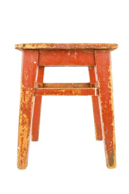 Kahverengi boyalı eski ahşap tabure. Beyaz arkaplanda izole edilmiş tavan arası tarzı sandalye.