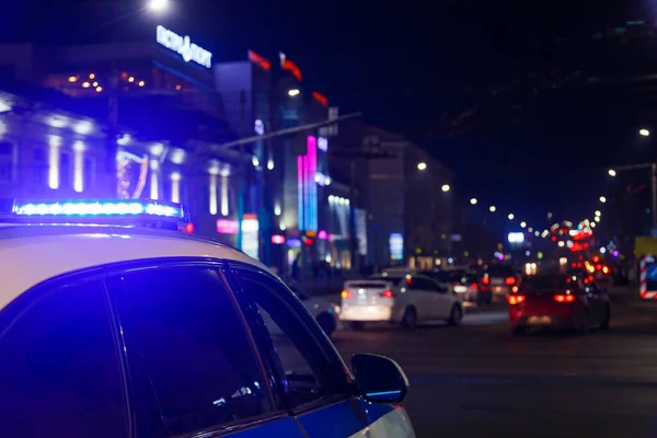 Polizeiauto leuchtet in der Nacht Stadt mit selektivem Fokus und Bokeh — Stockfoto