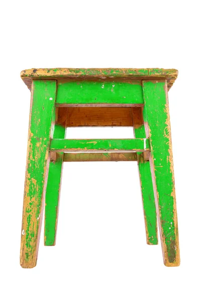 Régi fa széklet zöld hámlasztó festékkel. Loft stílusú szék elszigetelt fehér háttér. — Stock Fotó