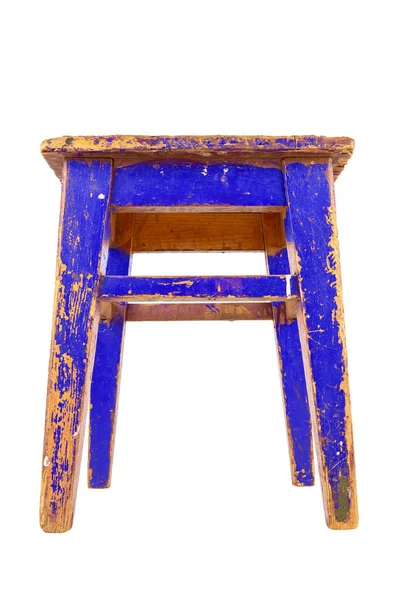 Régi kék fa széklet hámló festékkel. Loft stílusú szék elszigetelt fehér háttér. — Stock Fotó