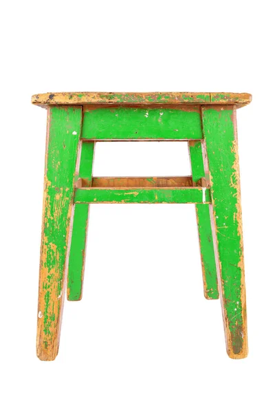 Taburete de madera viejo con pintura pelada verde. Silla estilo Loft aislada sobre fondo blanco. — Foto de Stock