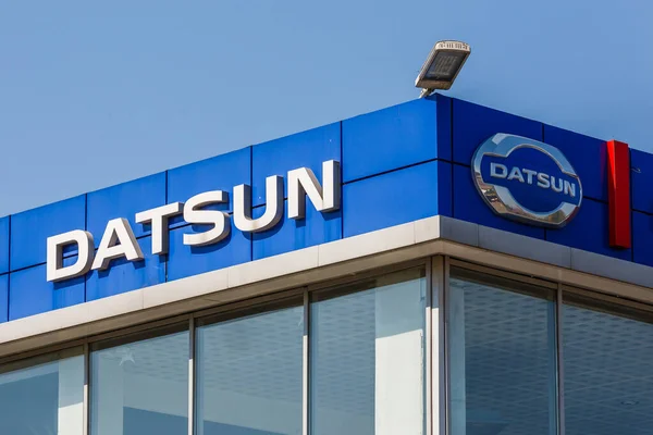Logo de Datsun en el edificio de concesionarios de automóviles en el día soleado - Datsun es una marca de automóviles propiedad de Nissan Motor Company —  Fotos de Stock