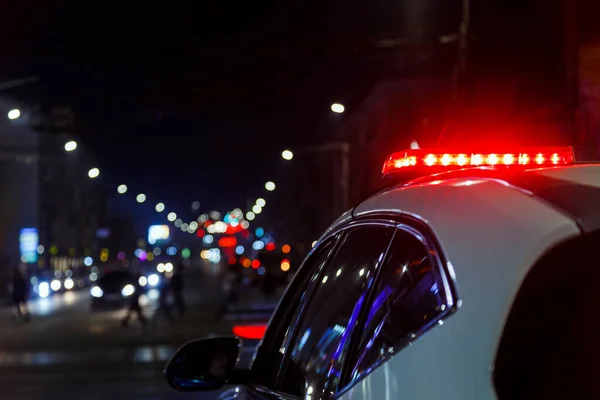 Luci della polizia auto nella città di notte con attenzione selettiva e bokeh — Foto Stock