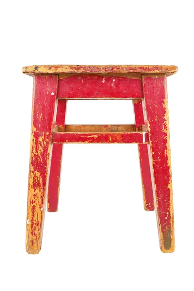 Régi fa széklet hámló vörös festékkel. Loft stílusú szék elszigetelt fehér háttér. — Stock Fotó