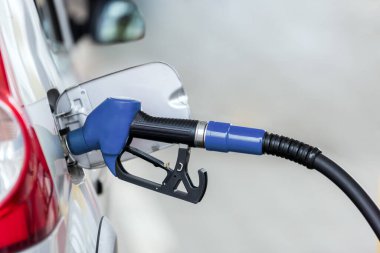 Benzin istasyonunda yakıt ikmali. Yakıt enerjisi kavramı.