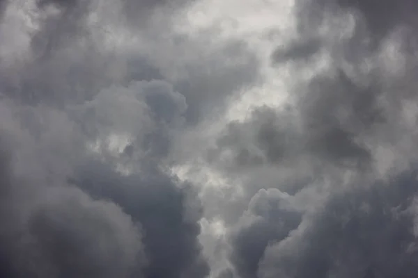 Γκρι εισερχόμενα σύννεφα καταιγίδα πλήρες πλαίσιο φόντο — Φωτογραφία Αρχείου