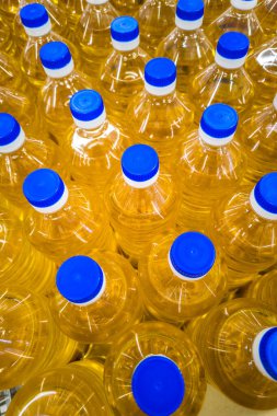 Markette ayçiçeği tohumu yağıyla dolu şişeler, tam kare yakın çekim manzaralı.