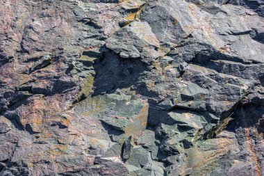 Metamorfik kaya oluşumunun detaylı görüntüsü. Sayısız açısal çatlak, keskin uçlar ve düz olmayan bir yüzey oluşturur..