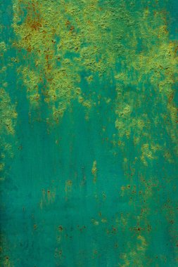 Yıpranmış metal bir yüzey parlak gün ışığında önemli bir pas ve aşınma gösterir. Kirli dokusu ve yaşlanmış görünümü elementlere yıllarca maruz kalındığını yansıtıyor..