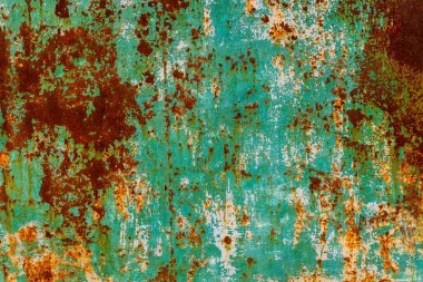 Yıpranmış metal bir yüzeye yakın çekim. Pas sergiliyor ve endüstriyel bir açık hava ortamında boya soyuyor. Gündüz aydınlatması grungy 'yi, yaşlandırılmış görünümü arttırır.