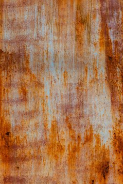 Yıpranmış düz metal bir yüzeye yakından bakınca paslanma ve aşınma görülüyor. Eski dokular, açık hava sanayi ortamında kırsal, grunge estetiğini gösteriyor..