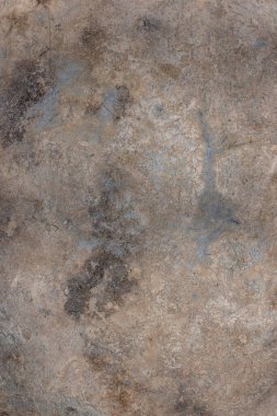 Gün ışığında eskimiş mat yüzeyi ile beton duvarın pürüzlü yakın çekim dokusu