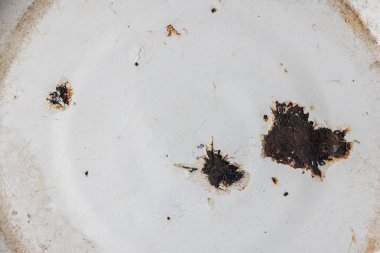 çipli beyaz leğen tabanı, tam kare yakın açı görünümü