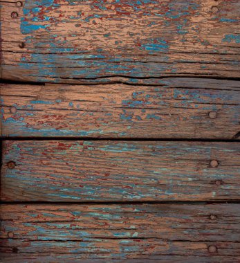 Çoklu ahşap kalaslar altta yatan tahtaları ortaya çıkaran kırık boyaları gösteriyor. Kırmızımsı kahverengi, deniz mavisi ve koyu mavi renkler açık havada kırsal ve yaşlanmış ruh haline katkıda bulunur..