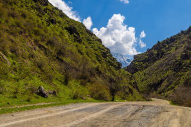Serene yolu engin dağlık bölgede yol almaktadır. Bereketli bitki örtüsü ve berrak gökyüzü sakin bir atmosfer yaratır. Gündüz vakti keşifleri davet eder..