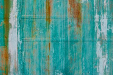 Yıpranmış metal yüzey, boyaların ve zengin dokuların soyulduğunu gösteriyor. Gündüz vakti açık havada yakalanan bu resim, kırsal ve endüstriyel bir estetik taşıyor..