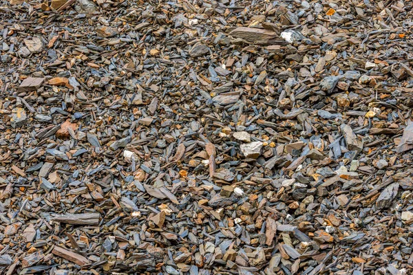 Kırgızistan 'daki dağ geçidinde ezilmiş kuru tortulu kayaların çeşitliliği.