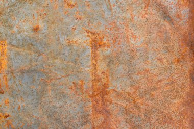 Yıpranmış gri düz metal yüzey açık hava endüstriyel ortamında karmaşık pas desenleri gösterir.