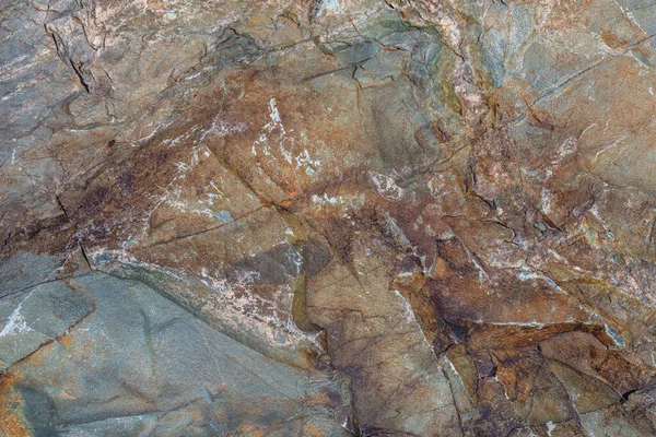 Engebeli kaya oluşumu, açık hava doğal ortamında dokulu bir yüzeyi, tam kare yakın plan görüntüler.