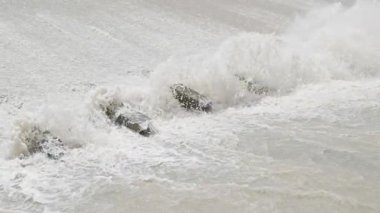 Beton su sızıntısı kanalı eğimindeki paraşüt dengeleyici bloklar. Yavaşlayan su akışını yavaşlatıyor..