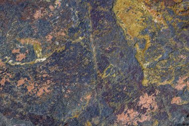 Sert desenli kaya oluşumu açık hava doğal ortamında göze çarpar. Gündüz ışığı kayanın engebeli özelliklerini ve toprak tonlarını artırır..