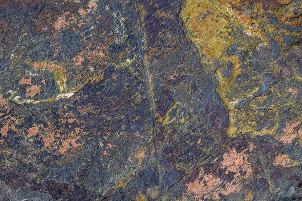 Sert desenli kaya oluşumu açık hava doğal ortamında göze çarpar. Gündüz ışığı kayanın engebeli özelliklerini ve toprak tonlarını artırır..