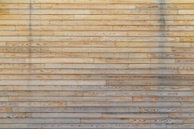 Yatay ahşap kalaslar doğal doku ve kırsal cazibe sergilerler. Gün boyunca açık havada yakalanan görüntü basitliği ve organik güzelliği vurguluyor..