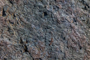 Metamorfik kaya yüzeyinin detaylı görüntüleri pürüzlü ya da pürüzlü bir dekolteye işaret ediyor. Bu da doğal gün ışığı altında parçalanmış ya da düzensiz bir dokuya neden oluyor..