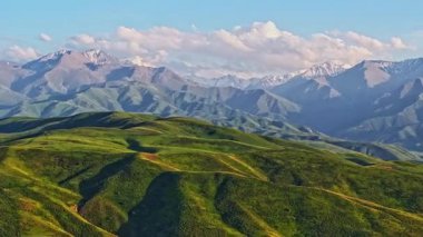 Kırgızistan 'da heybetli dağlar ve yuvarlanan tepeler, insansız hava aracı ileri hareketiyle hiper hata yaptı..