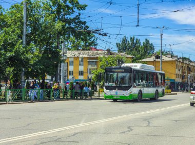 Kırgızistan, Bişkek 'te şehir merkezinde sıcak yaz gününde otobüste yürüyen yayalar - 7 Mayıs 2024
