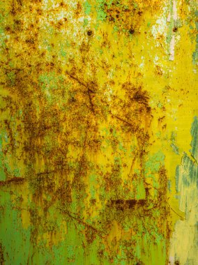 Yaşlanmış çelik yüzey, açık hava endüstriyel ortamında zengin pas dokularını ve soyulmuş boyaları sergiler. Gün ışığı esrarengiz, yıpranmış detayları gözler önüne seriyor..