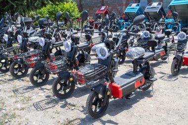Kırgızistan 'ın Sokuluk şehrinde 23 Haziran 2024' te çok sayıda Çin elektrikli scooter 'ı satılıktır.