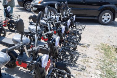 23 Haziran 2024 'te Sokuluk, Kırgızistan' da çok sayıda yeni Çin EV scooter 'ı satışa sunuldu.