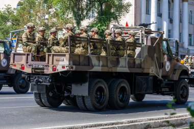 Kırgızistan 'ın başkenti Bişkek' te 8 Mayıs 2025 'te çeşitli erkek askerler zafer günü geçit töreninde askeri araçta oturuyorlar.