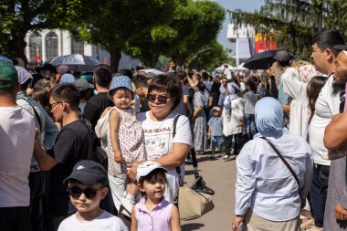 Kırgızistan 'ın Bişkek kentindeki askeri geçit törenini izlemek için halk meydanında toplanan çeşitli insanlar 8 Mayıs 2025