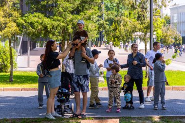 Kırgızistan 'ın başkenti Bişkek' te düzenlenen zafer töreninin ardından çeşitli insanlar güneşli bir yaz gününün tadını çıkarıyor - 8 Mayıs 2025