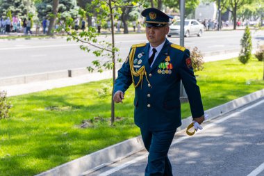 Kırgızistan 'da Zafer Yürüyüşü' nden sonra cadde boyunca yürüyen üniformalı Kırgız ordusunun yarbayıyım. 8 Mayıs 2025