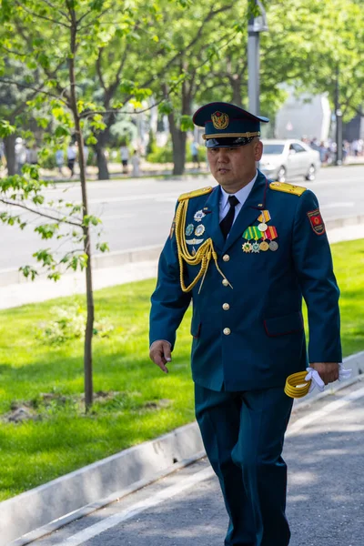 Kırgızistan, Bişkek 'teki Zafer Geçidi' nden sonra üniformalı Kırgız ordusunun Yarbay 'ı - 8 Mayıs 2025