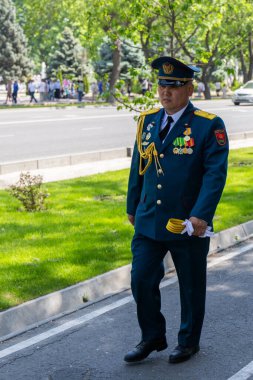 Kırgızistan 'daki Zafer Yürüyüşü' nden sonra Kırgızistan ordusunda albay üniformalı olarak sokakta. 8 Mayıs 2025