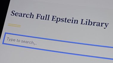 Balykchy, Kırgızistan - 2 Şubat 2026 - ABD Adalet Bakanlığı web sitesinde Epstein dosya kütüphanesi araması ile bilgisayar ekranı