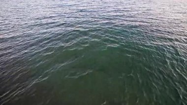 Akşamları su dalgalarının geniş açılı görüntüsü