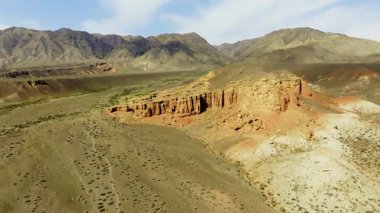 Kırgızistan, Boom Vadisi 'ndeki Kokpak Kırgızistan kanyonlarındaki görkemli kırmızı kumtaşı oluşumlarının hava görüntüsü aşınmış.