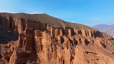 Kırgızistan 'daki Kurak Konorchek Kanyonu' nda dramatik kaya oluşumları görkemli bir şekilde yükselir. İHA görünümü azaltılıyor.