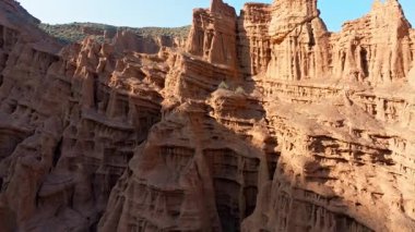 Havadan bakıldığında, Kırgızistan 'daki kurak kayalıklarda hayranlık uyandıran doğal kaya oluşumları görülüyor. Engebeli Konorchek, diferansiyel erozyonun gerçek dışı karmaşıklığını gösteren kumtaşı kanyonlarını aşındırdı.