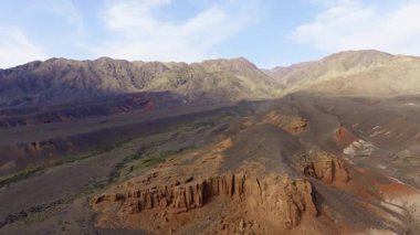 Hava manzarası Kırgızistan 'da geniş bir çöl manzarası yakalar. Kuru toprak ve aşınmış kumtaşı kaya oluşumları.