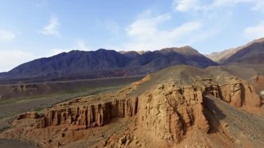 Uçsuz bucaksız çöl manzarasında Kokpak Kırgızistan 'daki görkemli eoilian kaleleri bulunur. Arc drone görünümünü taşıyor.